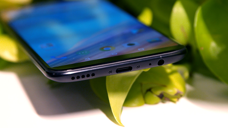Love to see that OnePlus hasn’t gotten rid of the headphone jack yet.